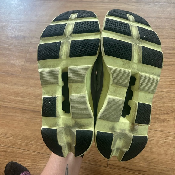 On Running Athletic Shoes in Gray and Yellow - Picture 7 of 8